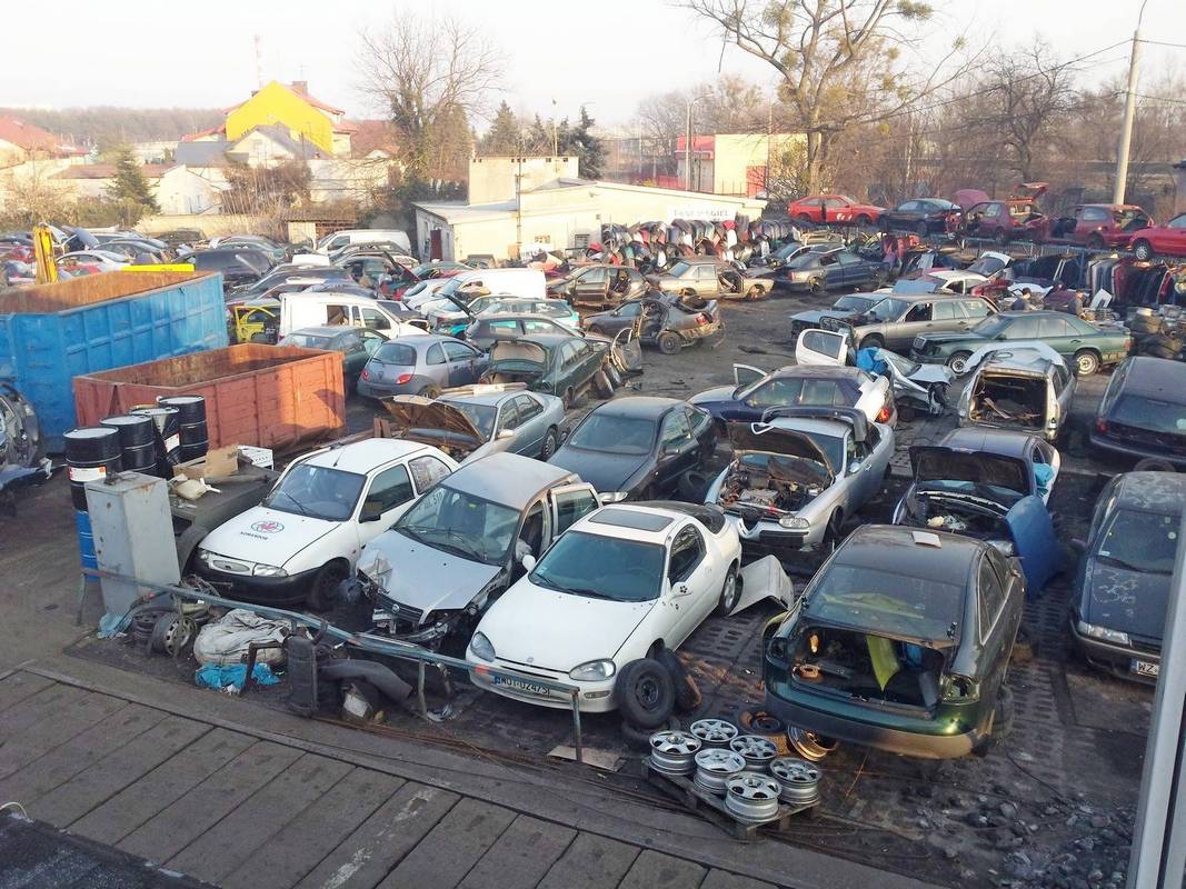 Widok na plac stacji demontażu pojazdów